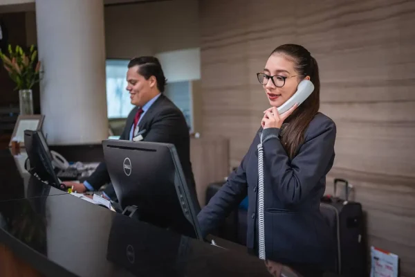 receptionists-g082af8d16_1280.webp